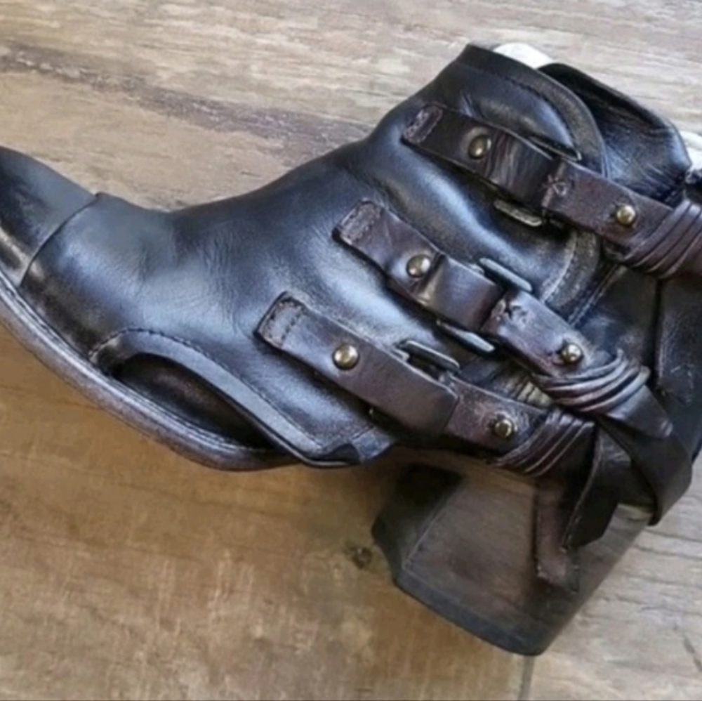 Freebird Circe Buckle Detail Leather Heeled Booties in Black/Brown, Size 7 - Picture 6 of 14